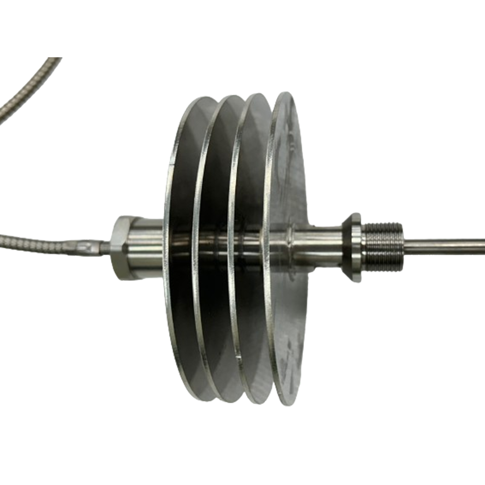 Gas turbin temperature sensor with thermowell